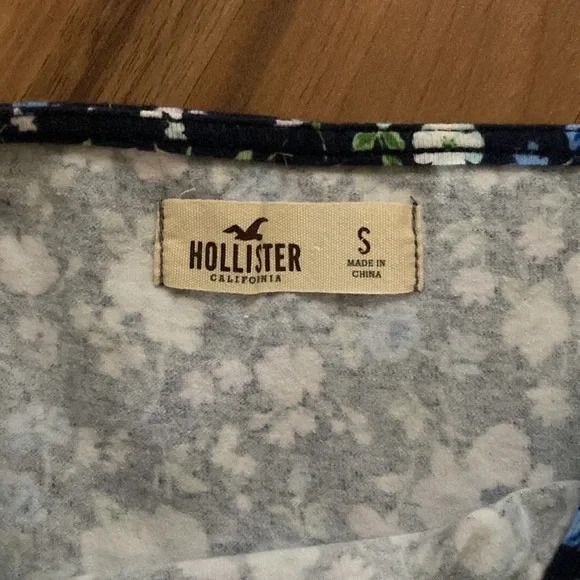 Gently used!🍀Adorable!🍀Flowered inspired dress by Hollister🍀Sz S🍀 Super soft - Picture 4 of 5